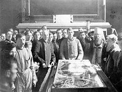 250px-Opening_of_relics_03