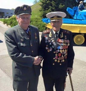 Ветераны УПА и Красной армии жмут руки